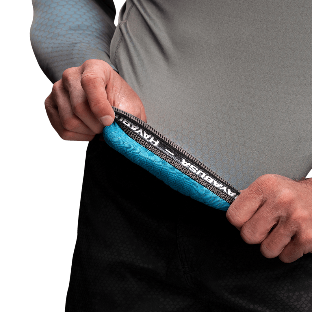 Détail intérieur de la finition de la ceinture du rashguard Hayabusa Fusion gris/bleu clair