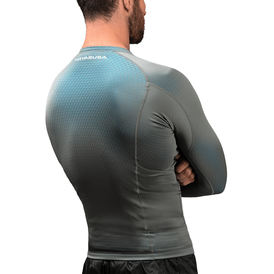 Vue arrière du rashguard Hayabusa Fusion gris/bleu clair, design aérodynamique pour le Jiu Jitsu