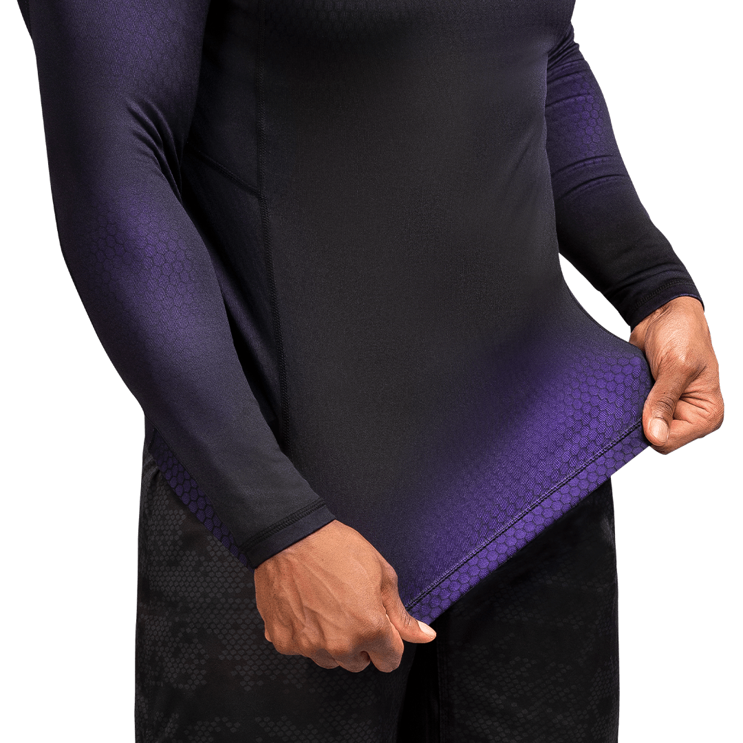 Détail de l'intérieur du rashguard Hayabusa Fusion noir/violet, focus sur la qualité du tissu extensible