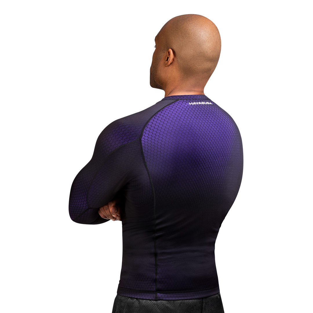 Vista posteriore della rash guard Hayabusa Fusion nero/viola, protezione integrale della pelle sul tatami