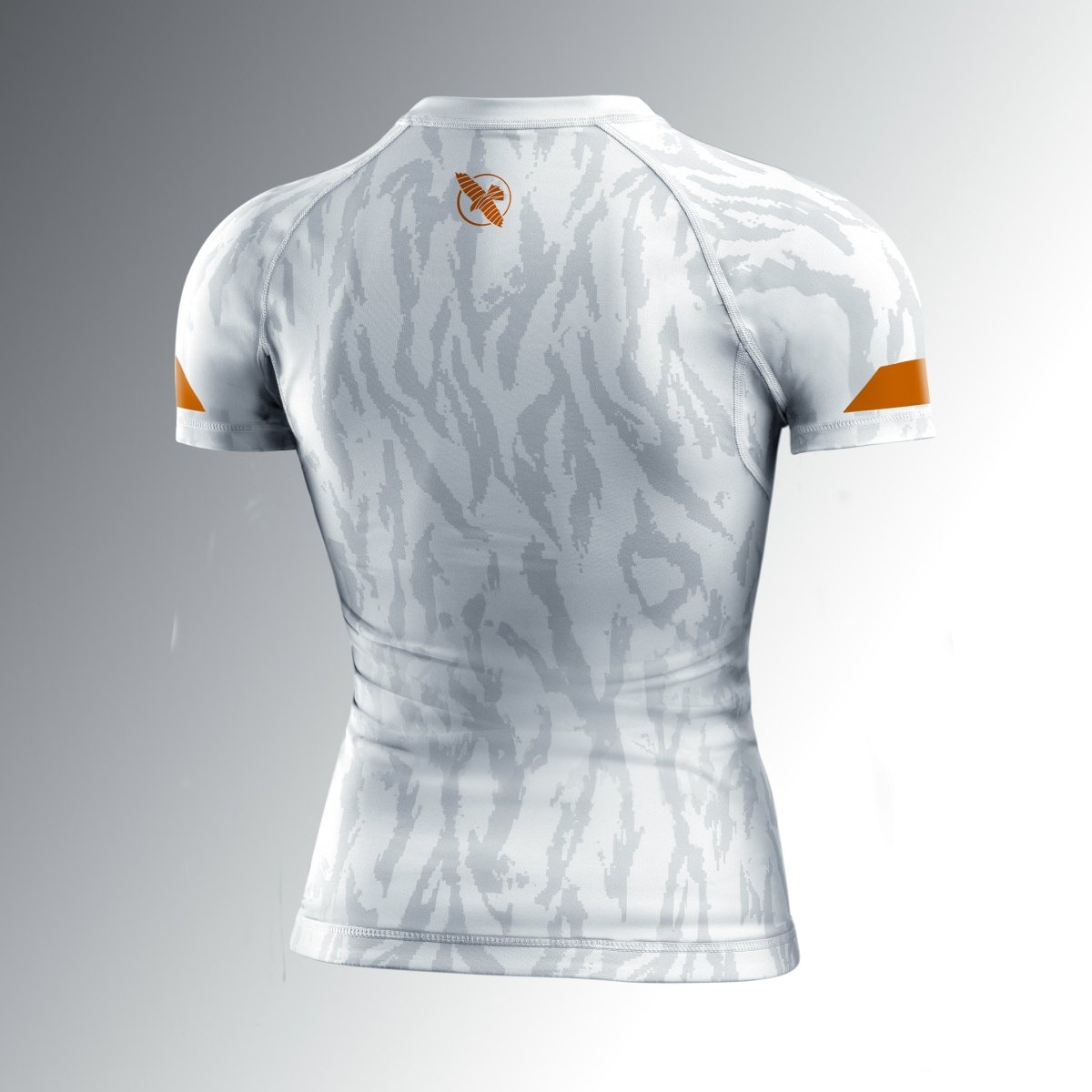 Achteraanzicht van de Hayabusa Apex witte Ash damesrashguard, ultragevormde pasvorm tegen schuren