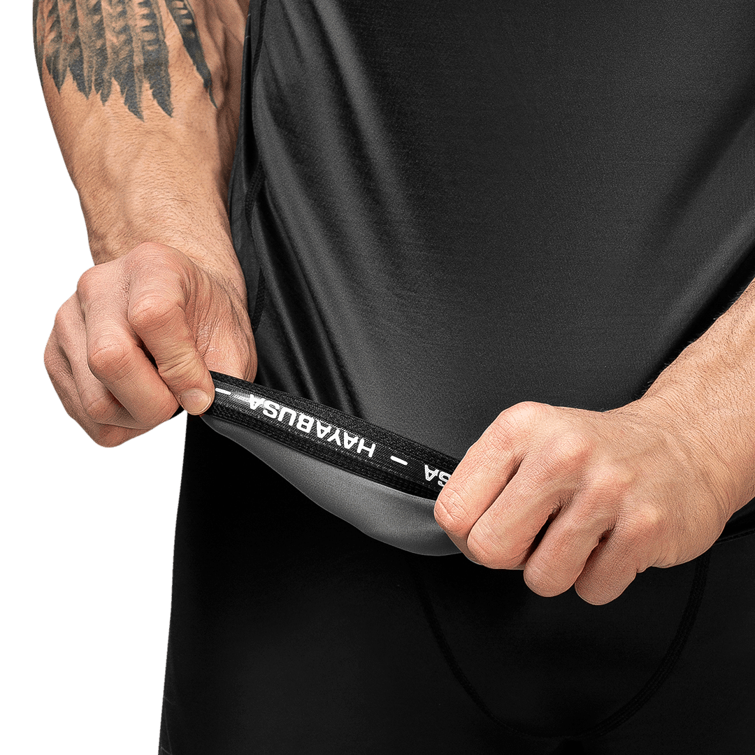 Détail de l'écriture Hayabusa sur le rashguard Geo gris