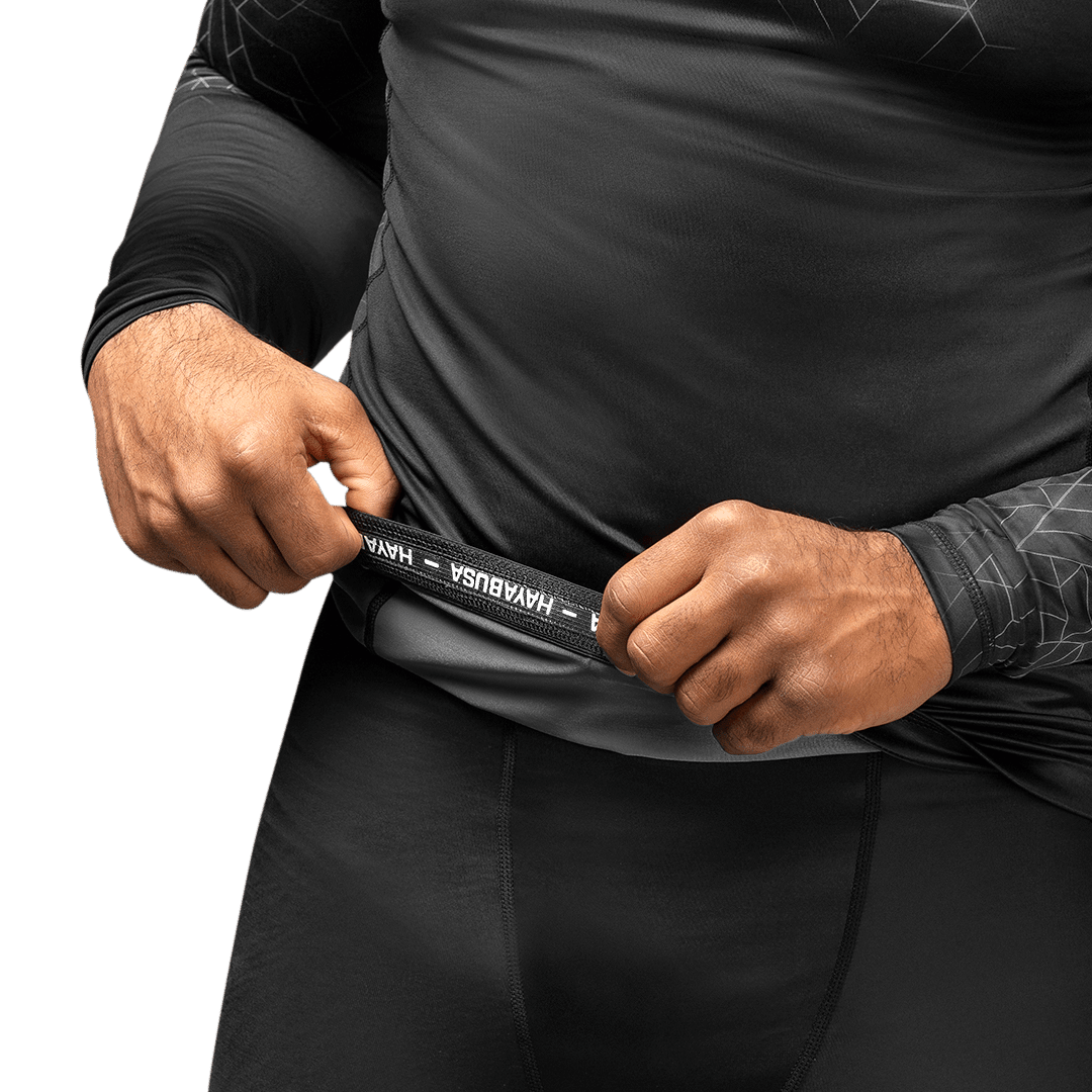 Detalhe de escrita interna do rashguard cinza Hayabusa Geo, design ergonômico e protetor