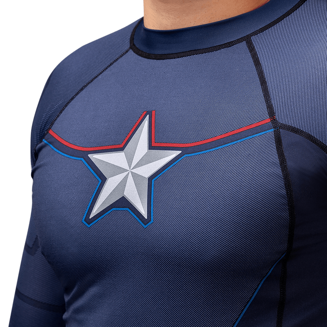 Detaliu al elementelor grafice și cusături plate pe rashguard Marvel Captain America