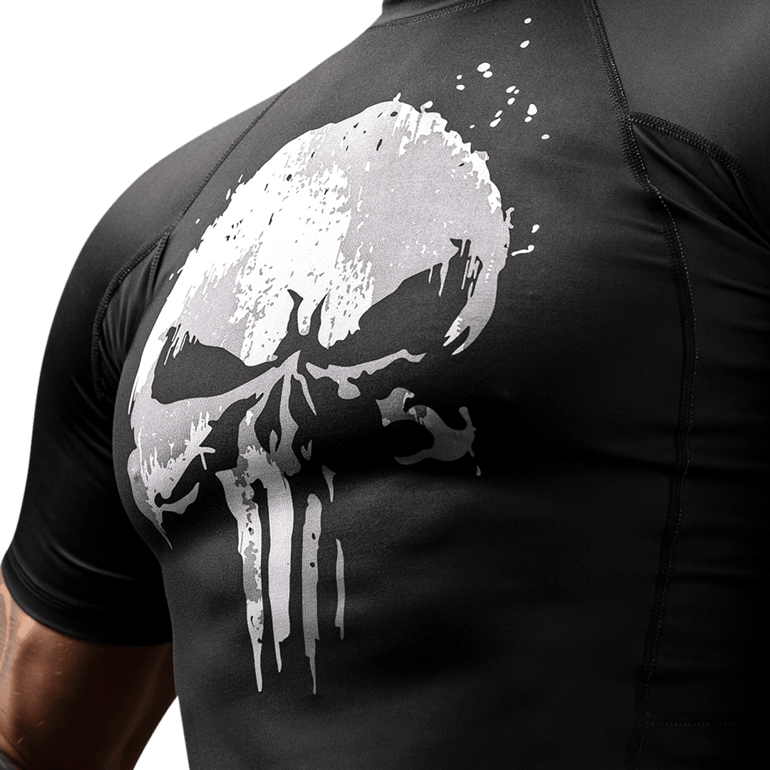 Detail loga a zesílené prošívání na Marvel The Punisher rashguard