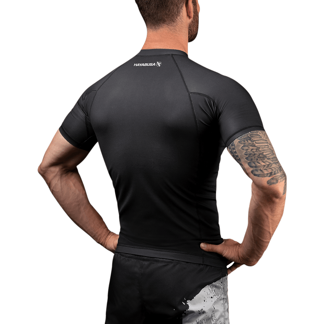 Zadní pohled na rashguard The Punisher Hayabusa, technické provedení pro kompresi MMA