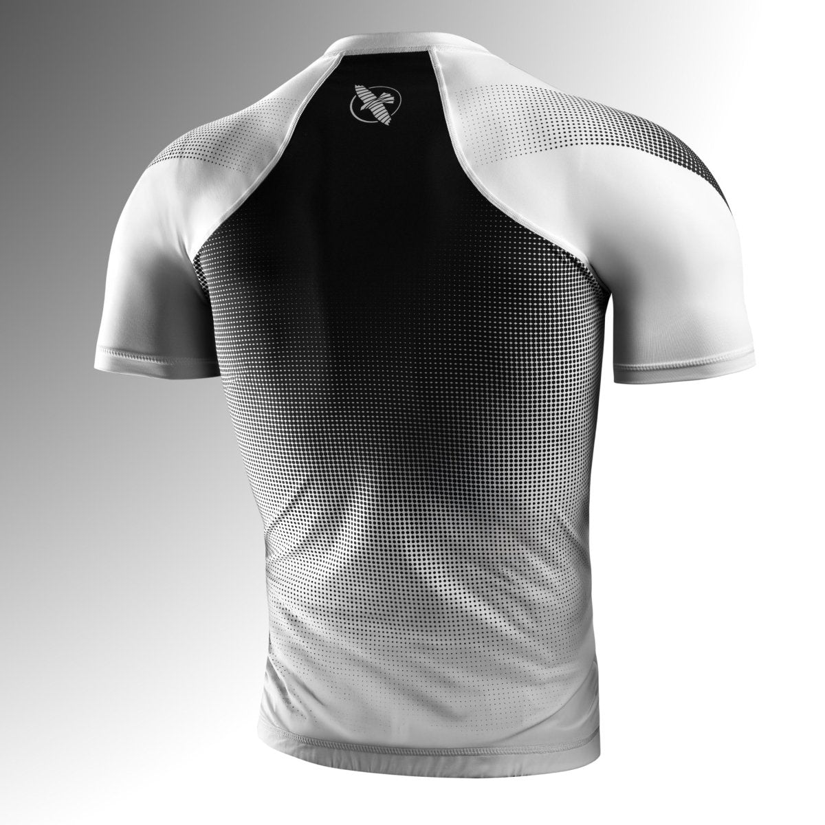 Tampak belakang Rashguard Hayabusa Pro Peringkat putih dengan lengan pendek, pas kompresi ergonomis