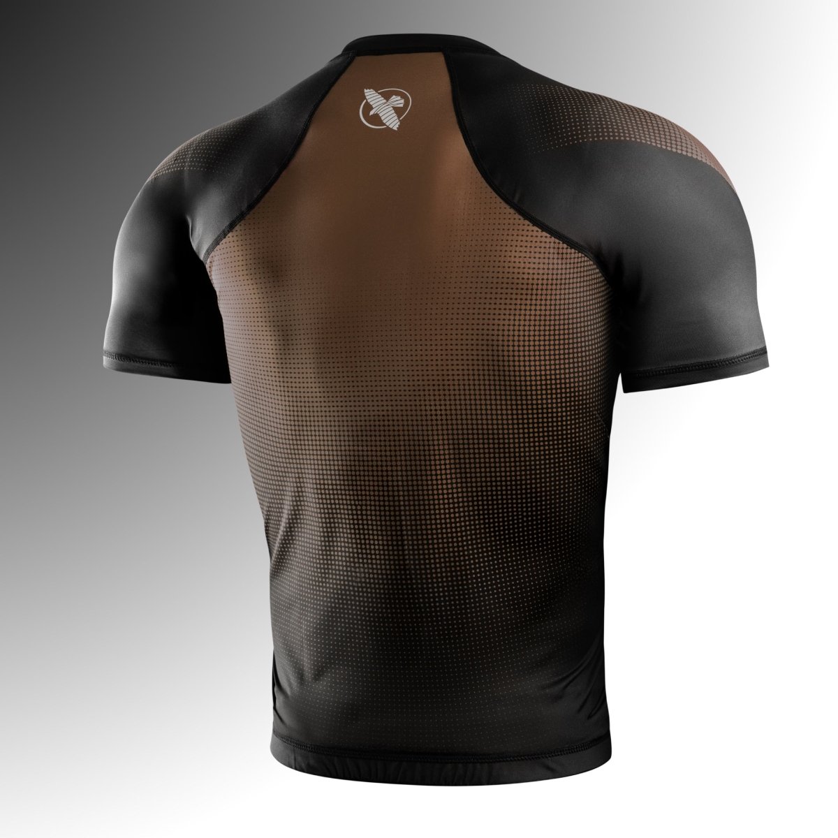 Tampak belakang Rashguard lengan pendek Hayabusa Pro Peringkat coklat, karet pinggang gripper silikon