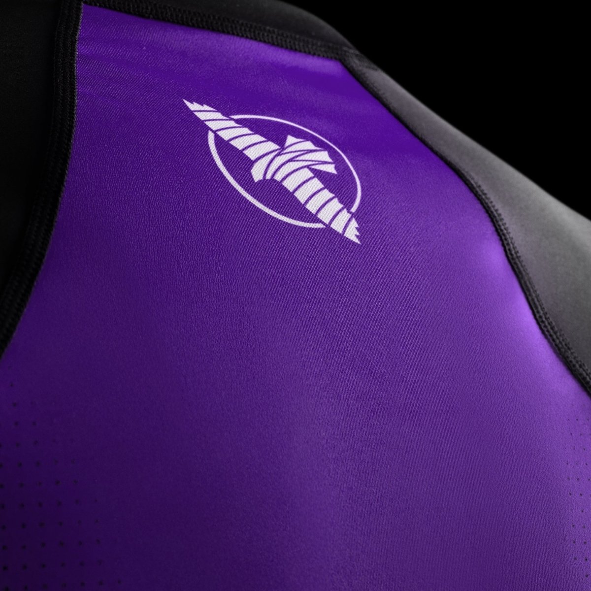 Detail branding Hayabusa tersublimasi pada bagian dada Rashguard kompetisi lengan pendek berwarna ungu