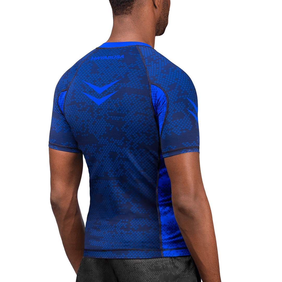 Vista traseira do rashguard azul classificado Hayabusa aprovado pela IBJJF
