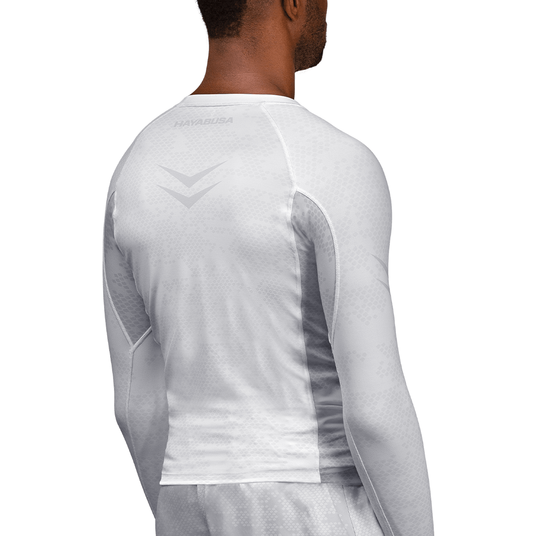 Vedere din spate a rashguard-ului Hayabusa Ranked alb, design curat și tehnic