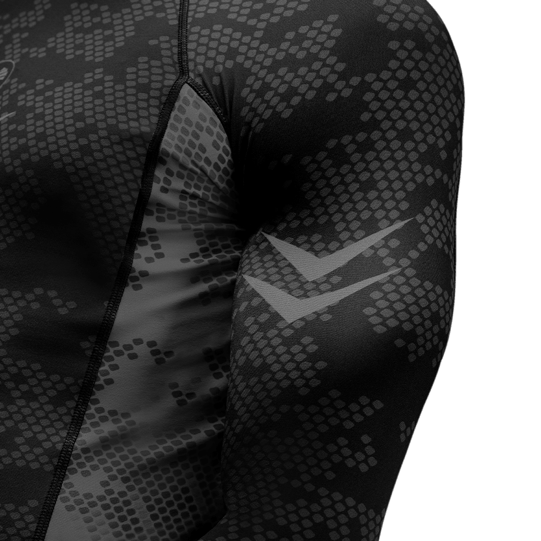 Un prim plan al designului umărului rashguard-ului negru Hayabusa Ranked