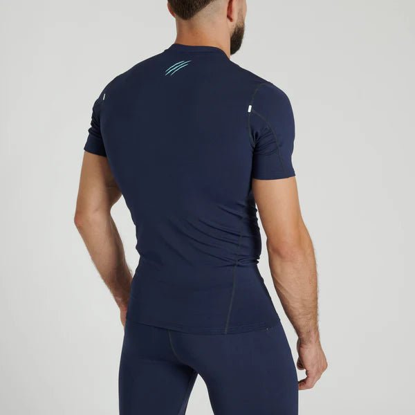 Vista traseira do rashguard azul Leone 1947 com painéis respiráveis