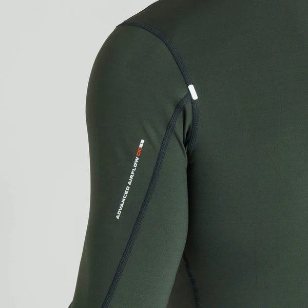 Detalhe técnico da manga longa do rashguard verde militar Leone