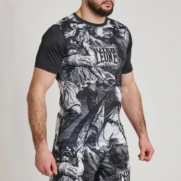 Schuine weergave van de LEONE x IUTER compressie-rashguard met contrasterende zwarte mouwen