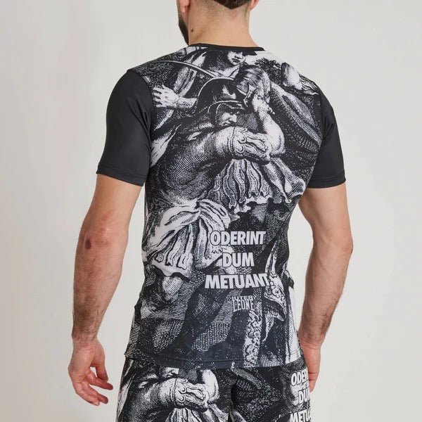Achteraanzicht van de LEONE x IUTER rashguard met het Latijnse schrift Oderint Dum Metuant