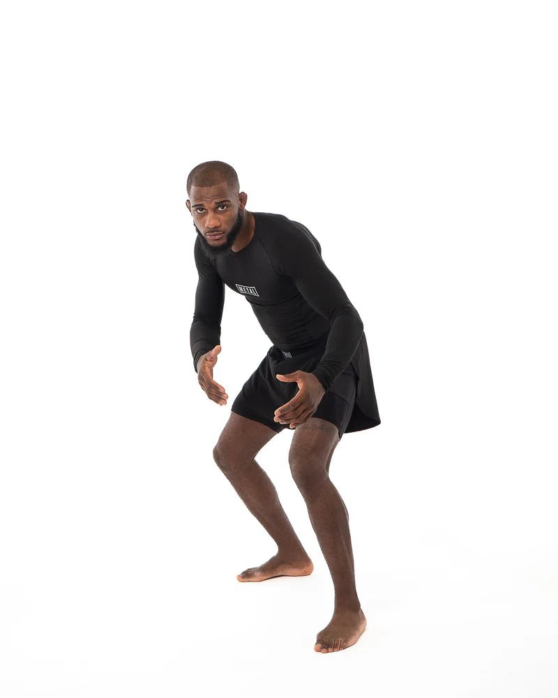 Detalhe do acabamento premium e painéis de ventilação, rashguard preto manga longa
