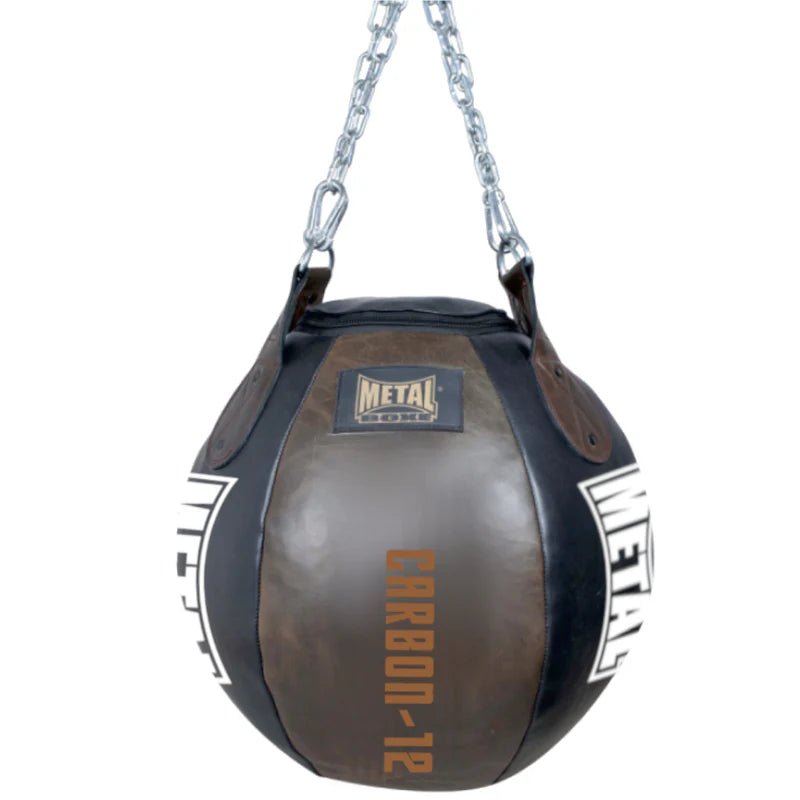 Vista lateral do enorme saco de bola de boxe de metal de 60 cm e 40 kg, ideal para treinamento de uppercut