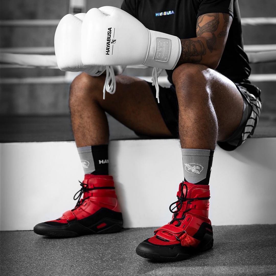 Montarea pantofilor roșii de box Hayabusa Strike pe un boxer gata de meci