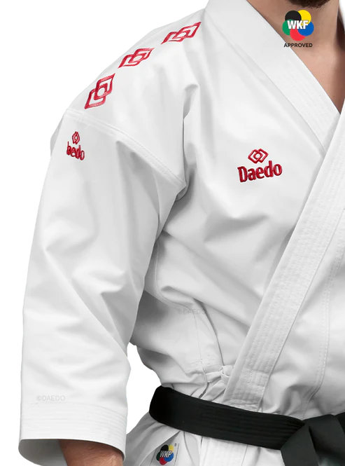 Dettaglio taglio corto specifico per kata del karategi Daedo Premier League professionale.