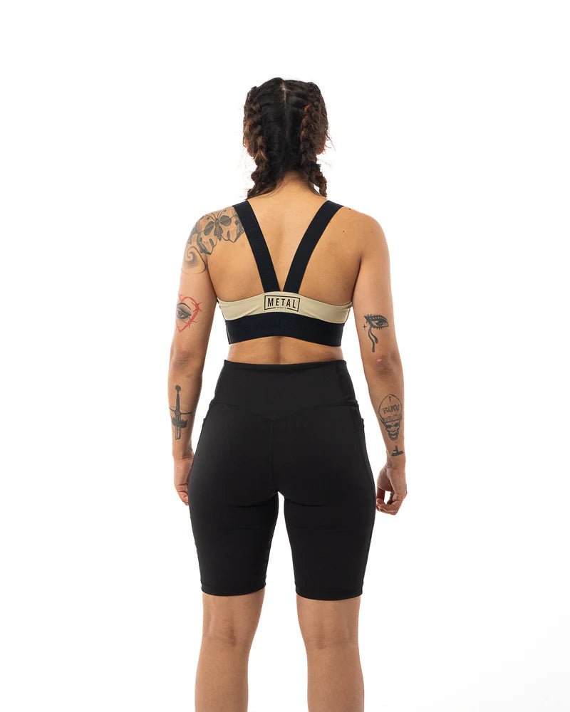 Short de compression femme vue arrière Metal Boxing, coupe ergonomique et maintien musculaire