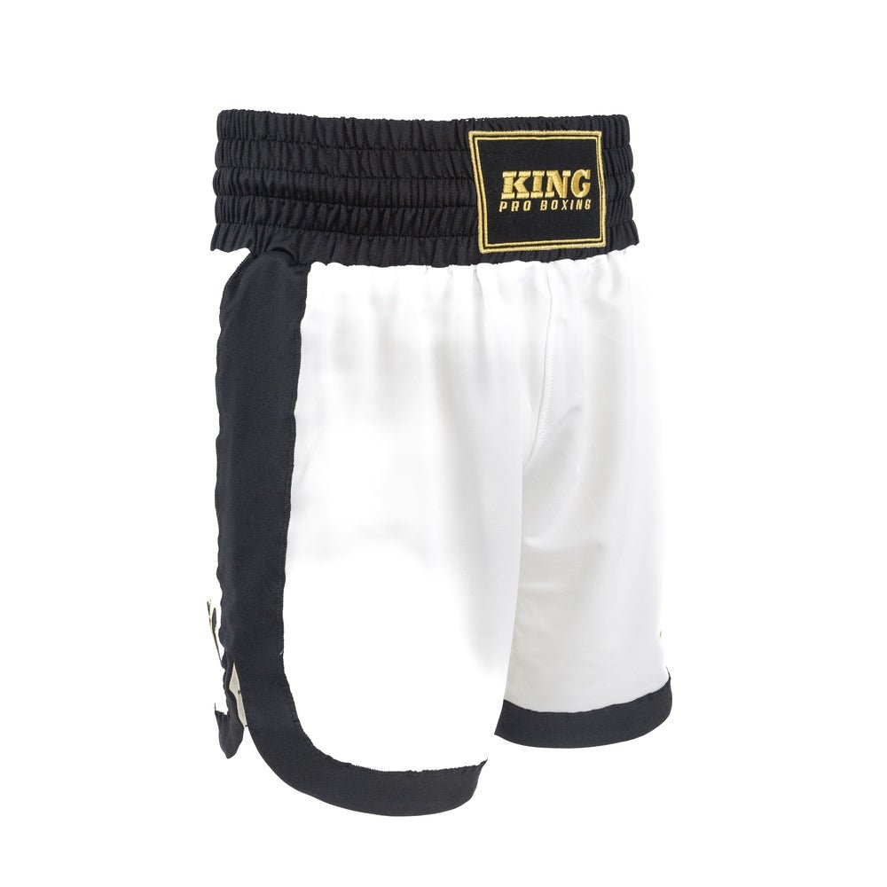 Detalhe de fenda lateral do short K King branco para máxima liberdade de movimentos.