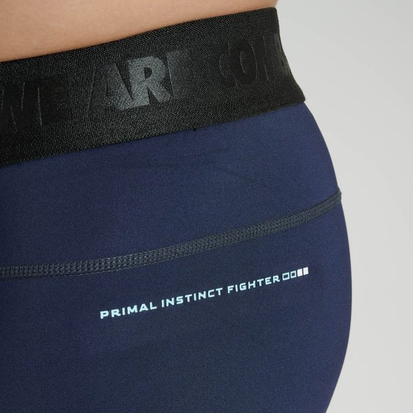 Detaliu scris Leone imprimat pe pantalonii scurți de compresie albastră
