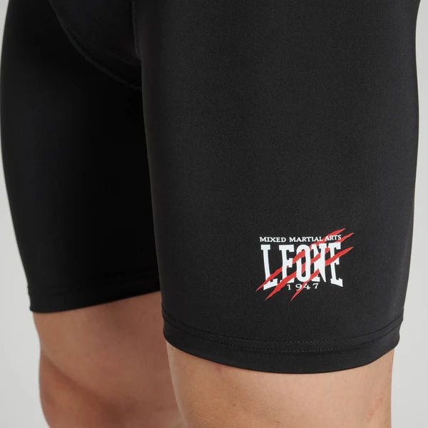 Prim-plan cu scrierea Leone pe piciorul pantalonilor scurți negri Primal Instinct
