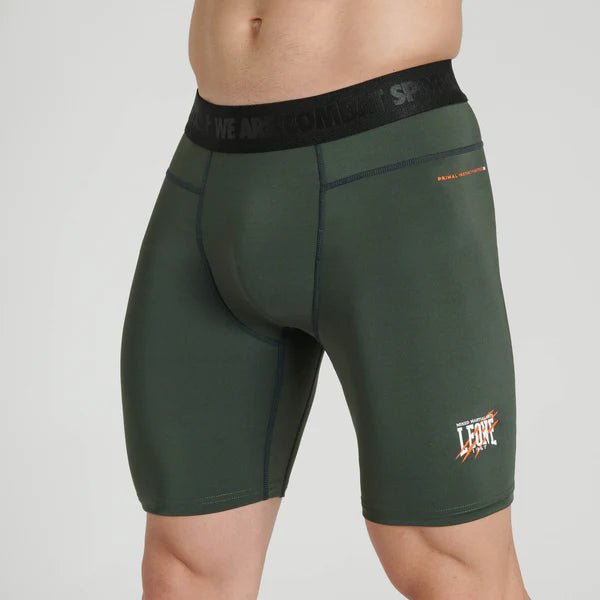 Vedere frontală a pantalonilor scurți de compresie Leone Primal Instinct, verde militar
