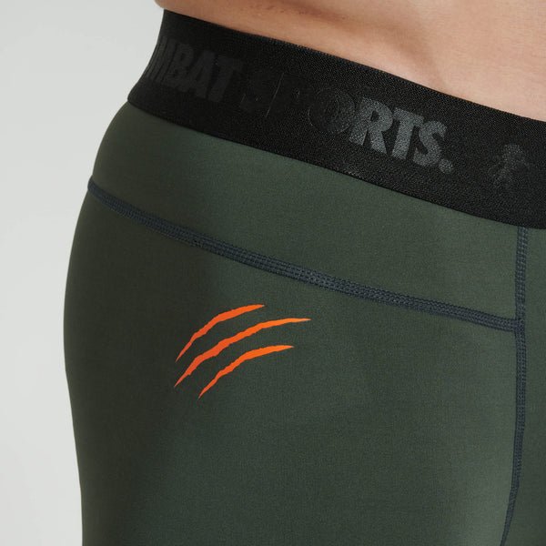 Detaliu cu grafica Leone pe pantalonii scurți verzi Primal Instinct