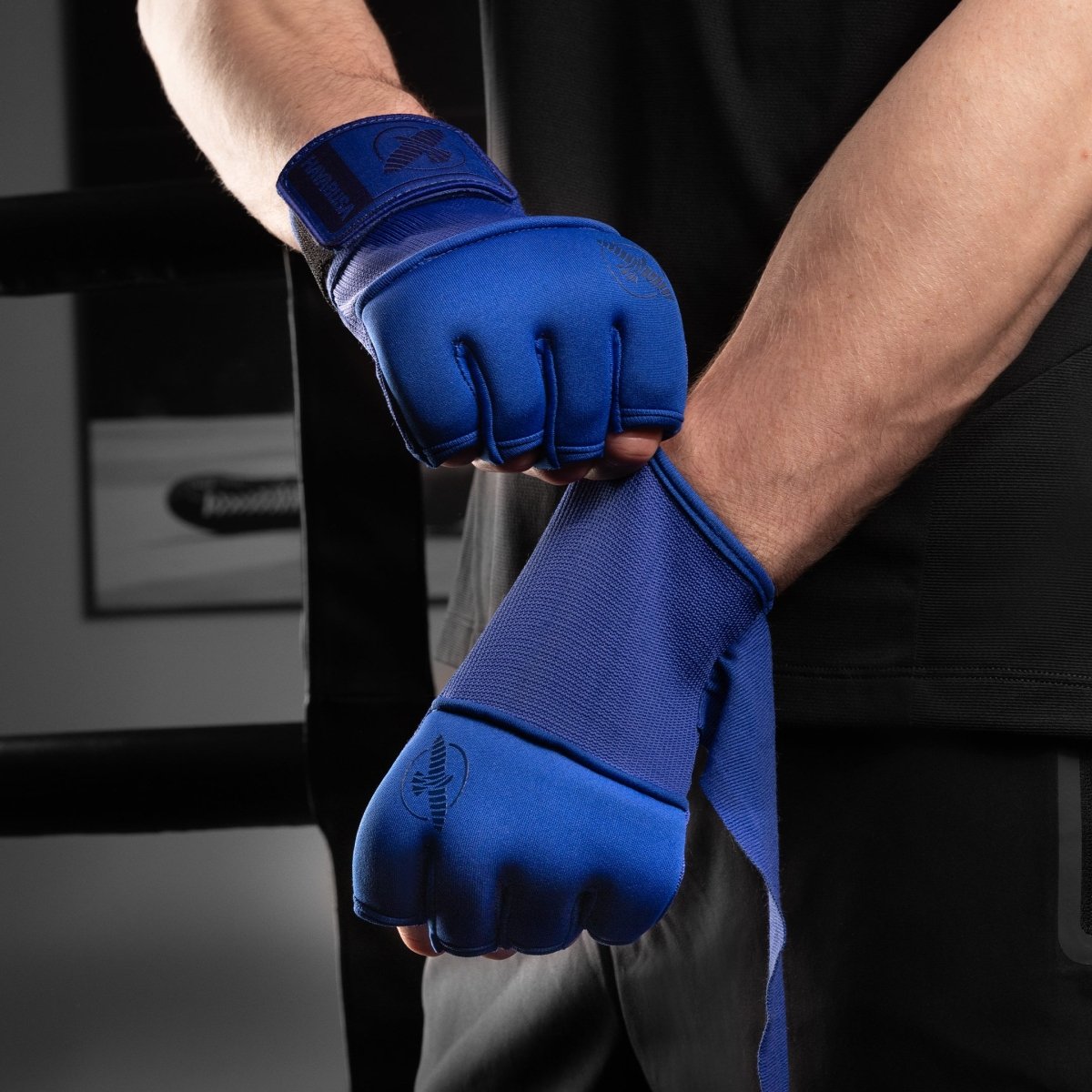 Détail des sous-gants bleus Hayabusa portés pour protéger les jointures et le poignet