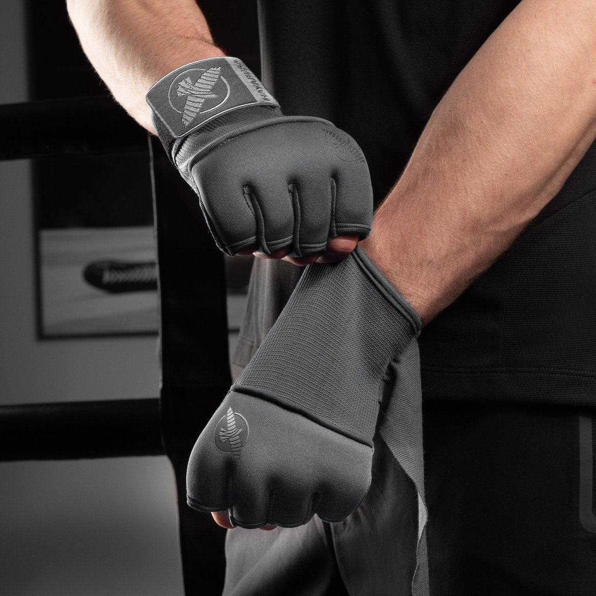 Sous-gants gris Hayabusa Deluxe Quick Wraps portés pour l'entraînement de boxe