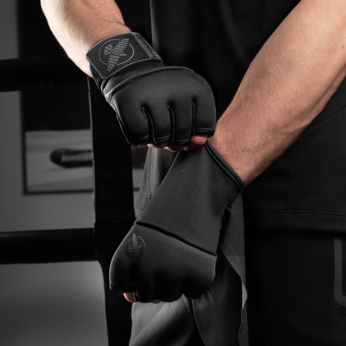 Boxer avec sous-gants noirs Hayabusa Deluxe porté, prêt à l'emploi sous les gants