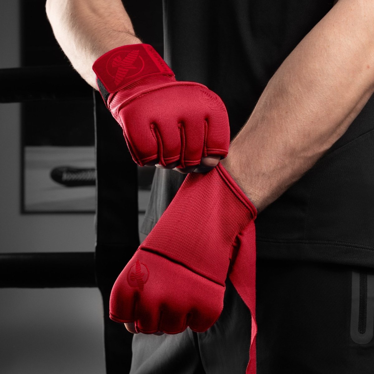 Sous-gants rouges Hayabusa Deluxe portés, détail de l'élastique au poignet