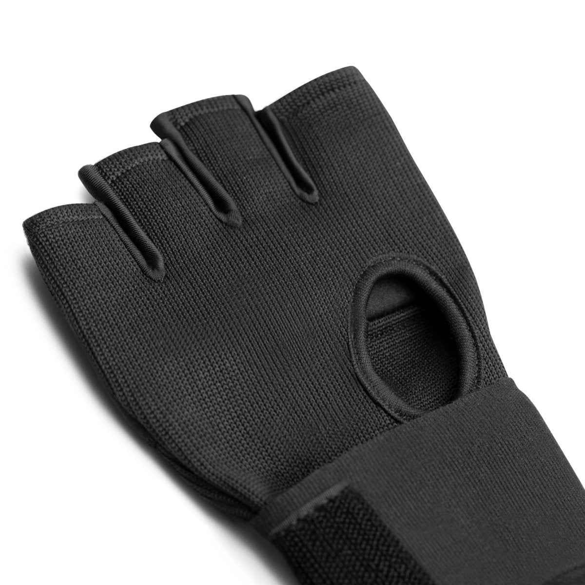 Vue de l'intérieur de la paume du gant Mayweather Deluxe Quick Wrap porté, montrant les fermetures élastiques et la paume ouverte