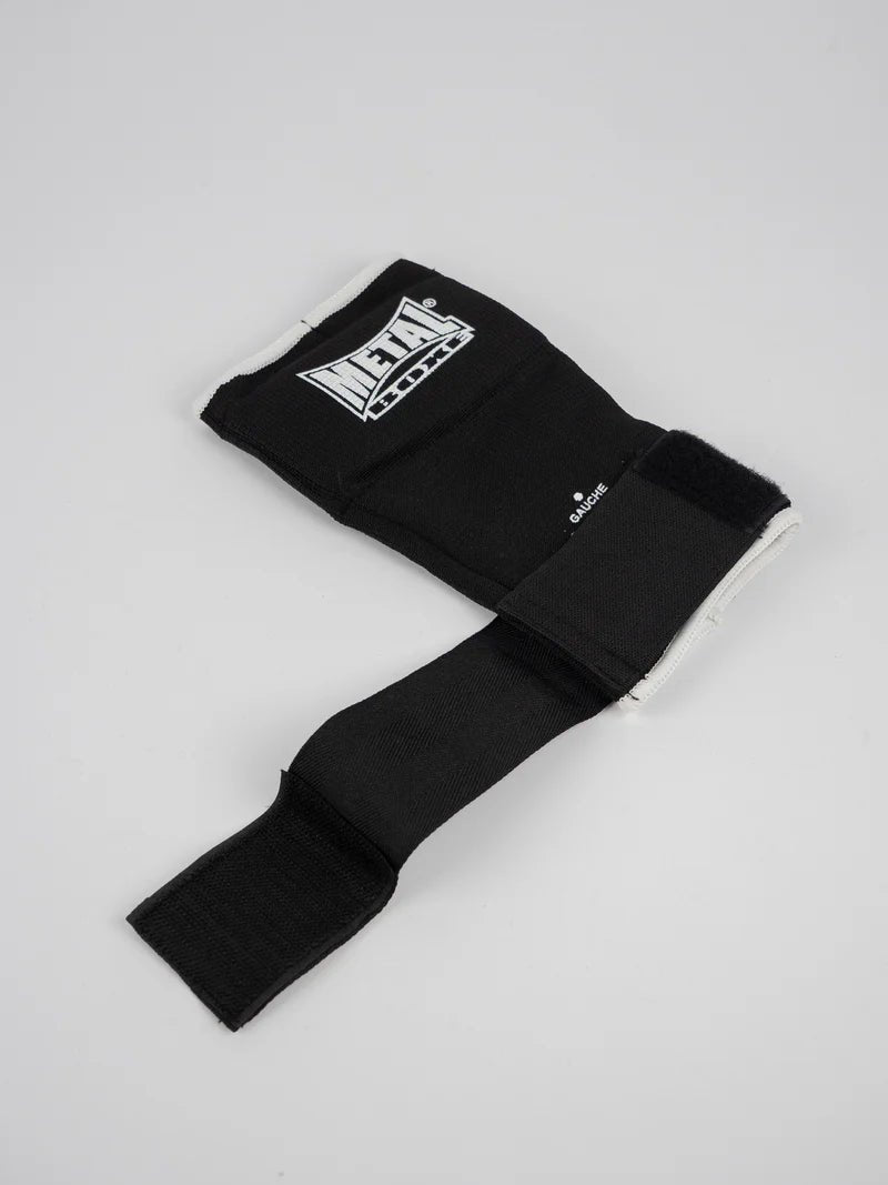 Détail du chausson simple Metal Boxe Max Gel noir dégrafé, focus sur le velcro