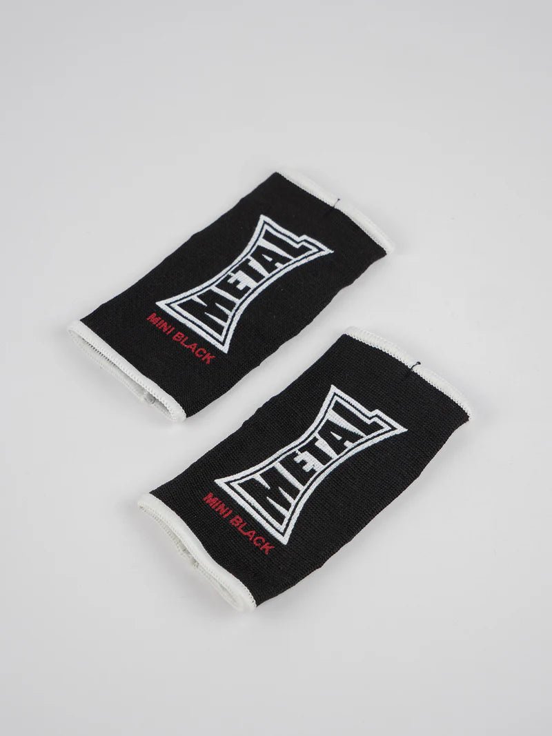 Paire de gants demi-doigts de Boxe Métal noirs posés à plat, détail du tissu élastique pour enfant