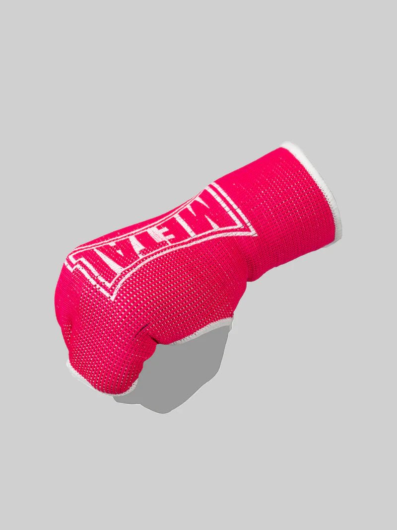 Sous-gant demi-doigt Rose Metal Boxe porté sur mannequin, vue de la coupe coton