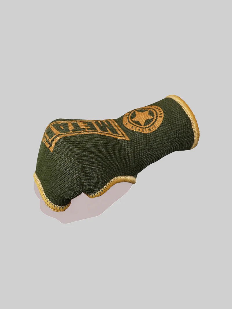 Sous-gant demi-doigt Metal Boxe vert militaire porté sur mannequin, vue de la coupe coton