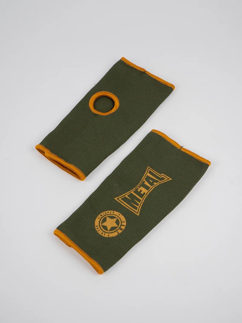 Paire de gants demi-doigts Metal Boxe vert militaire posés à plat, détail du tissu élastique