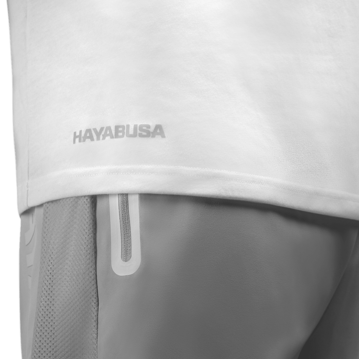 Vue latérale du T-shirt Hayabusa Essential blanc, détail de la finition ourlet bas