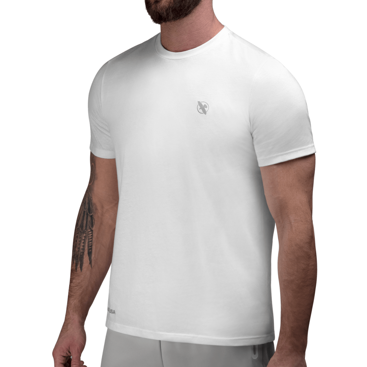 Vue de face du T-shirt Hayabusa Essential blanc avec logo minimaliste sur la poitrine