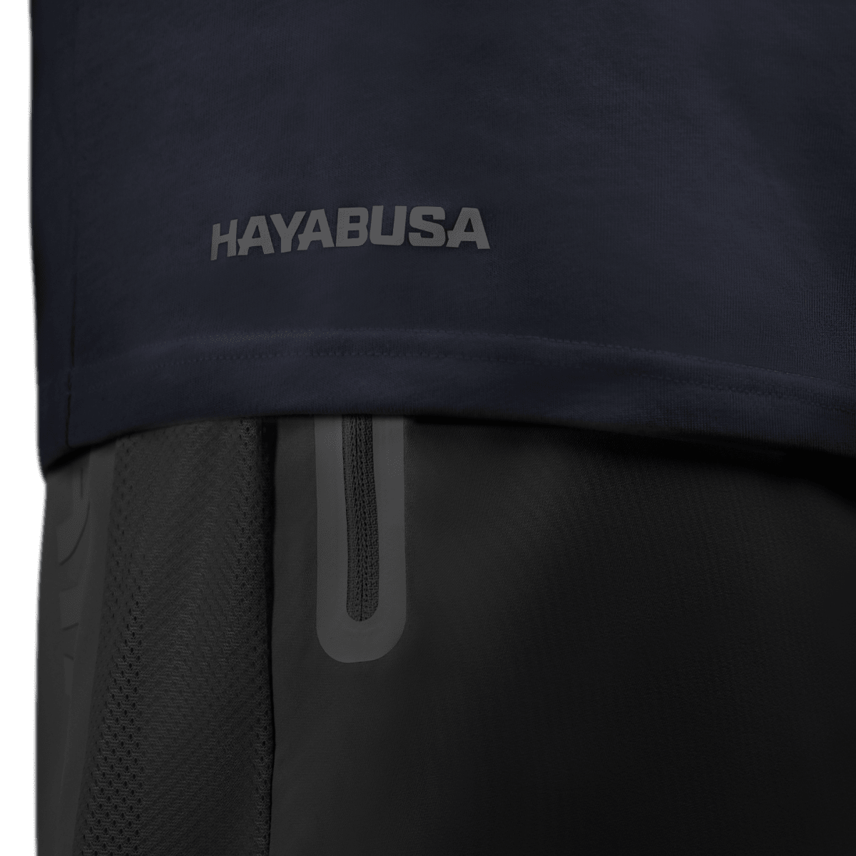 Vue latérale du T-shirt Hayabusa Essential bleu marine, détail des coutures renforcées sur le bas du bas