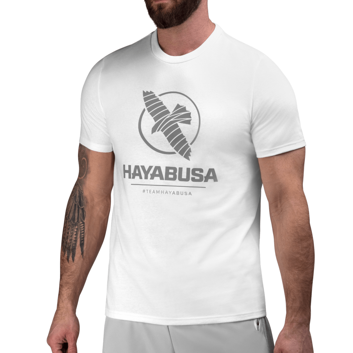 Vue de face du t-shirt VIP blanc Hayabusa pour hommes avec graphismes Team Hayabusa