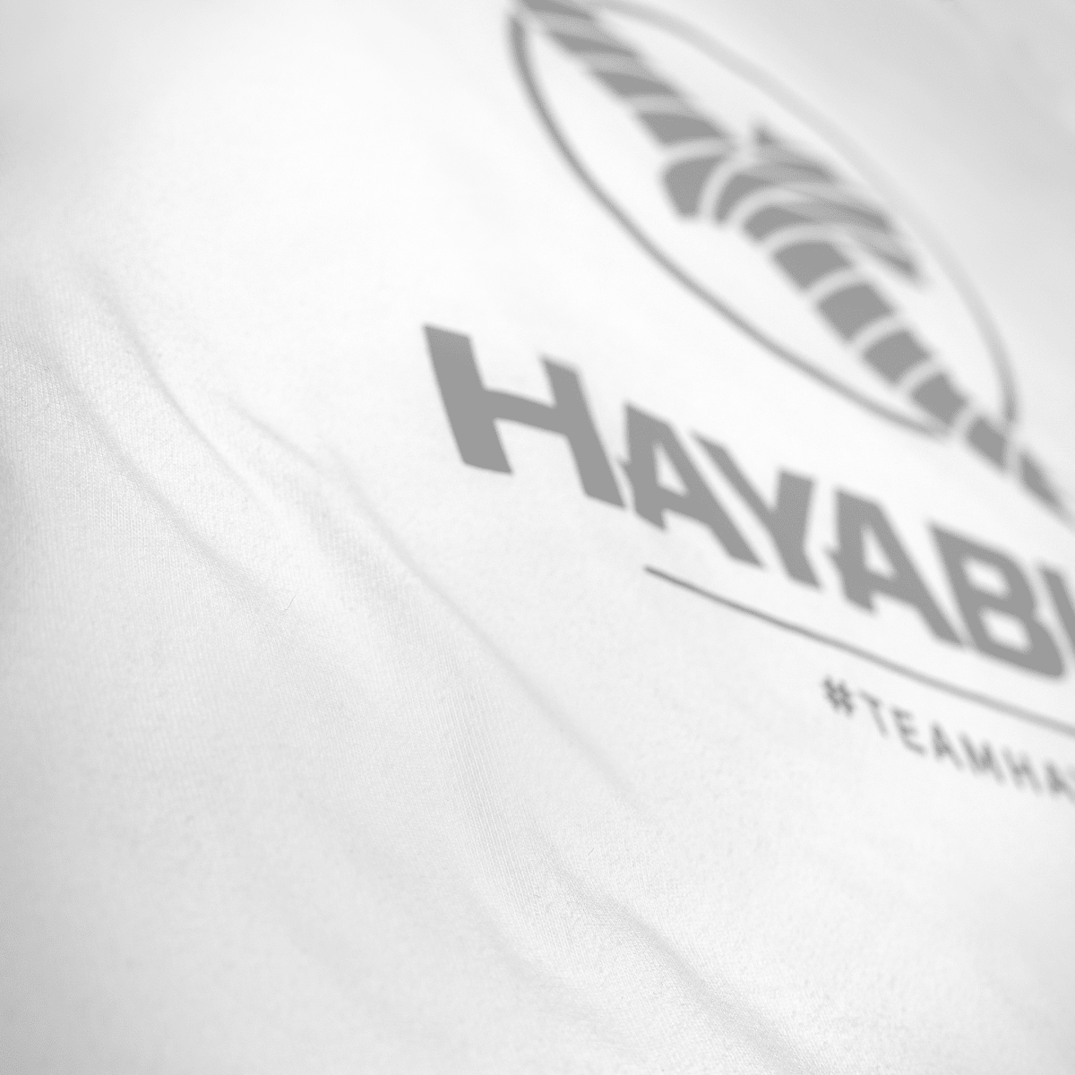 Détail de l'imprimé en silicone mat #TeamHayabusa sur le t-shirt blanc