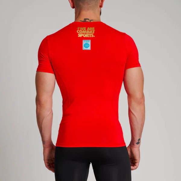 Vista traseira da camisa técnica vermelha do Leone mostrando o ajuste confortável