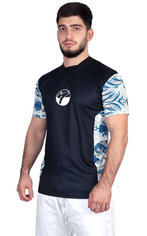Vooraanzicht van het zwarte technische T-shirt Tokaido Tsunami met Japanse sublimatie-graphics