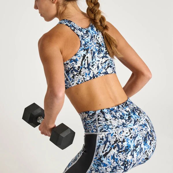 Model dat de Leone Urban Fighter compressietop draagt tijdens een functionele training