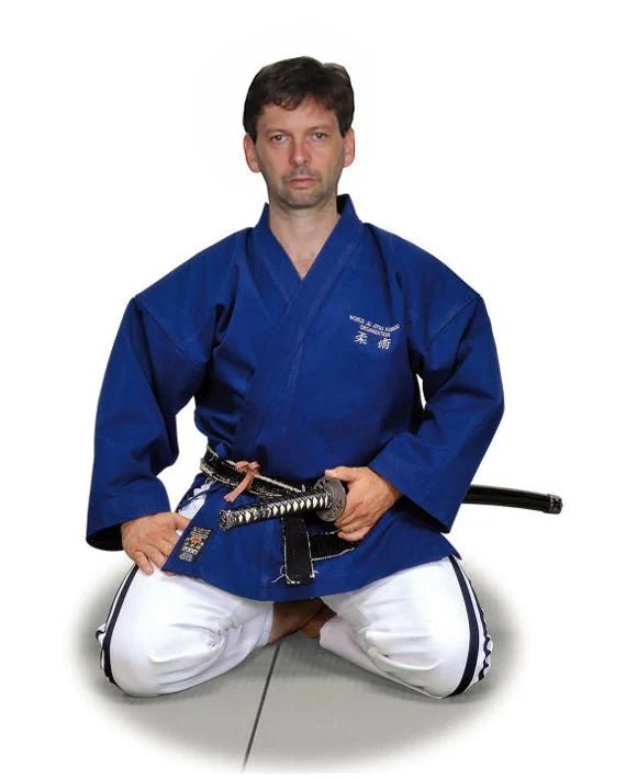 Itaki Master Jujitsu-uniform compleet met blauwe jas en broek met WJJF-zijstrepen