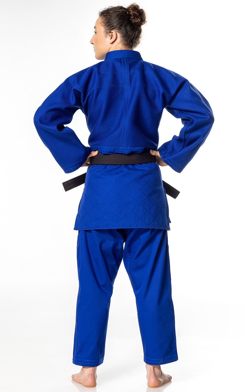Taglio posteriore regolamentare del judogi Mizuno Yusho III blu professionale.